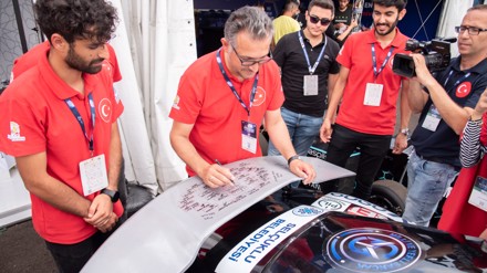 Selçuk Üniversitesinin ‘Görsel Tasarım Ödülü’ kazanan elektrikli aracı Alparslan’a yoğun ilgi 